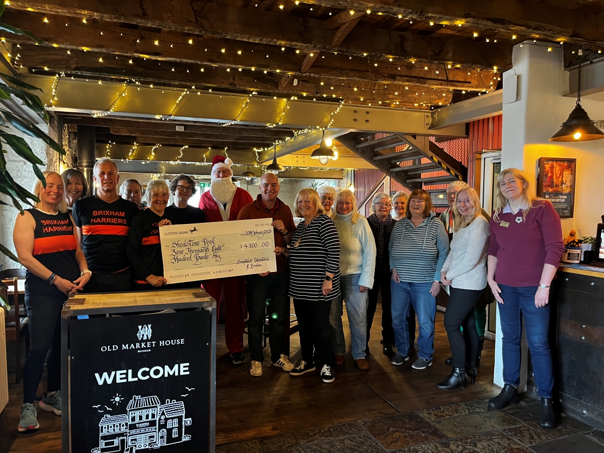 Cheque Presentation to Shoalstone Pool 2025